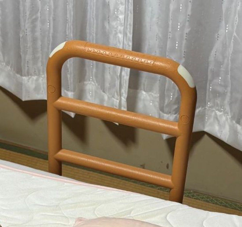 見た目はごついのに使ったら手放せない。ベッド脇の起き上がり手すりをレンタルした体験談