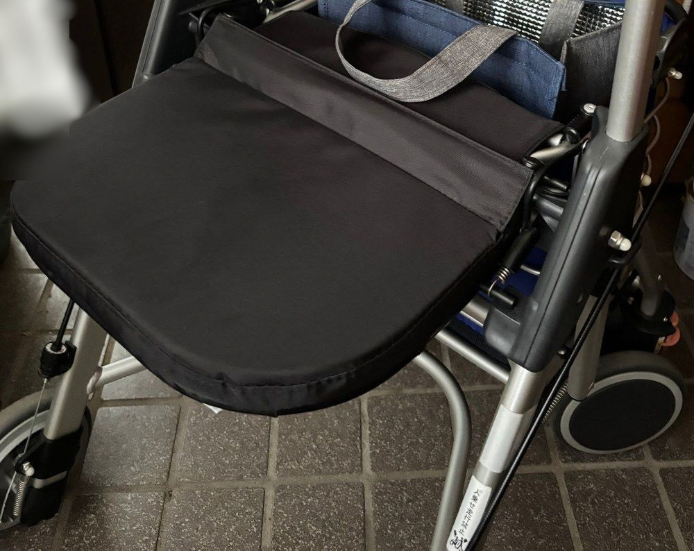 歩行器の後ろの黒い部分を倒して座面にしたところ
