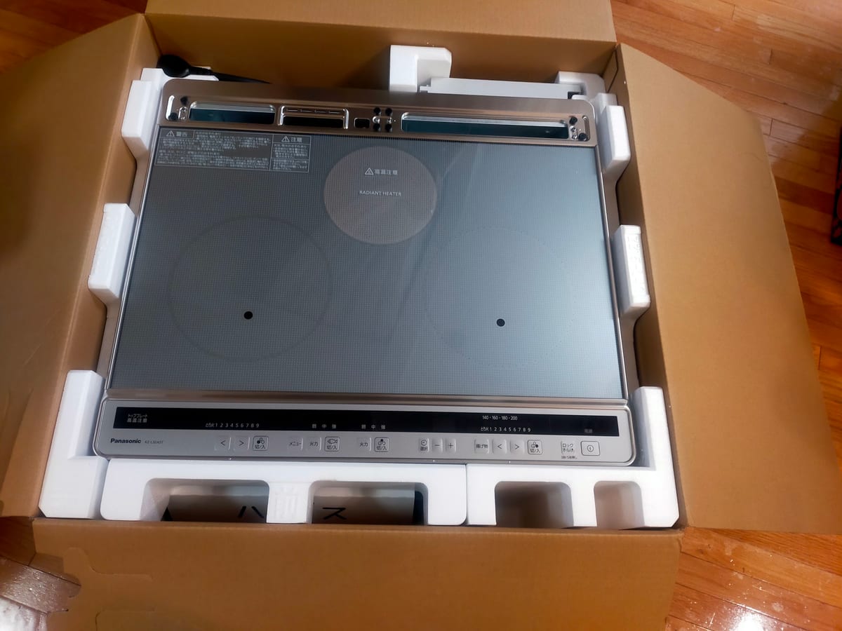 届いたパナソニックのIHクッキングヒーター KZ-L32AST。箱を開けたところ