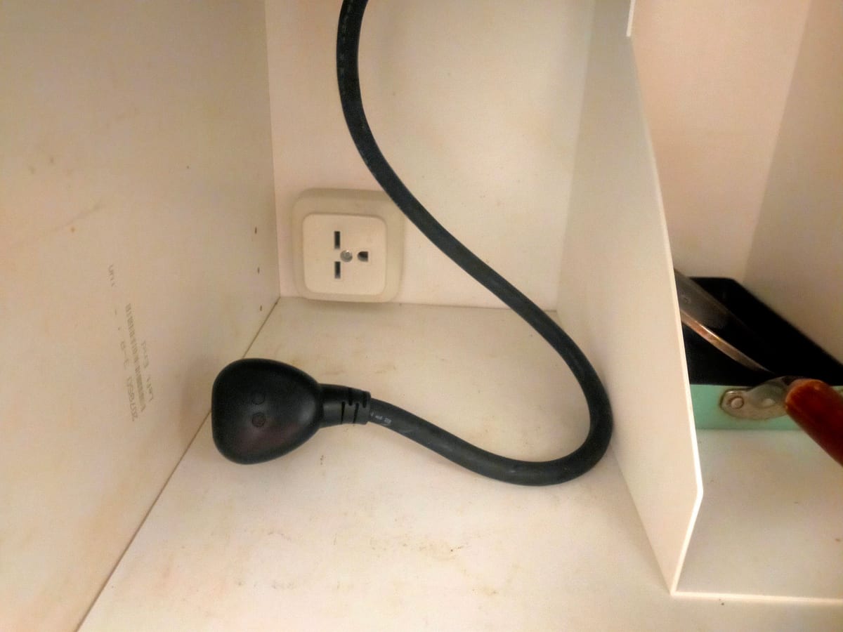 コンセントから抜いた、IHの電源プラグ。コンロ下の収納の奥にあるIH専用コンセントに挿さっていた