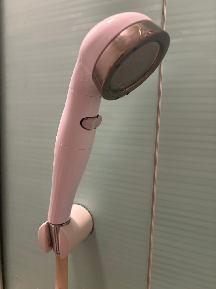 自宅で交換したあとのシャワーヘッド。手元にストップ用のスイッチがある