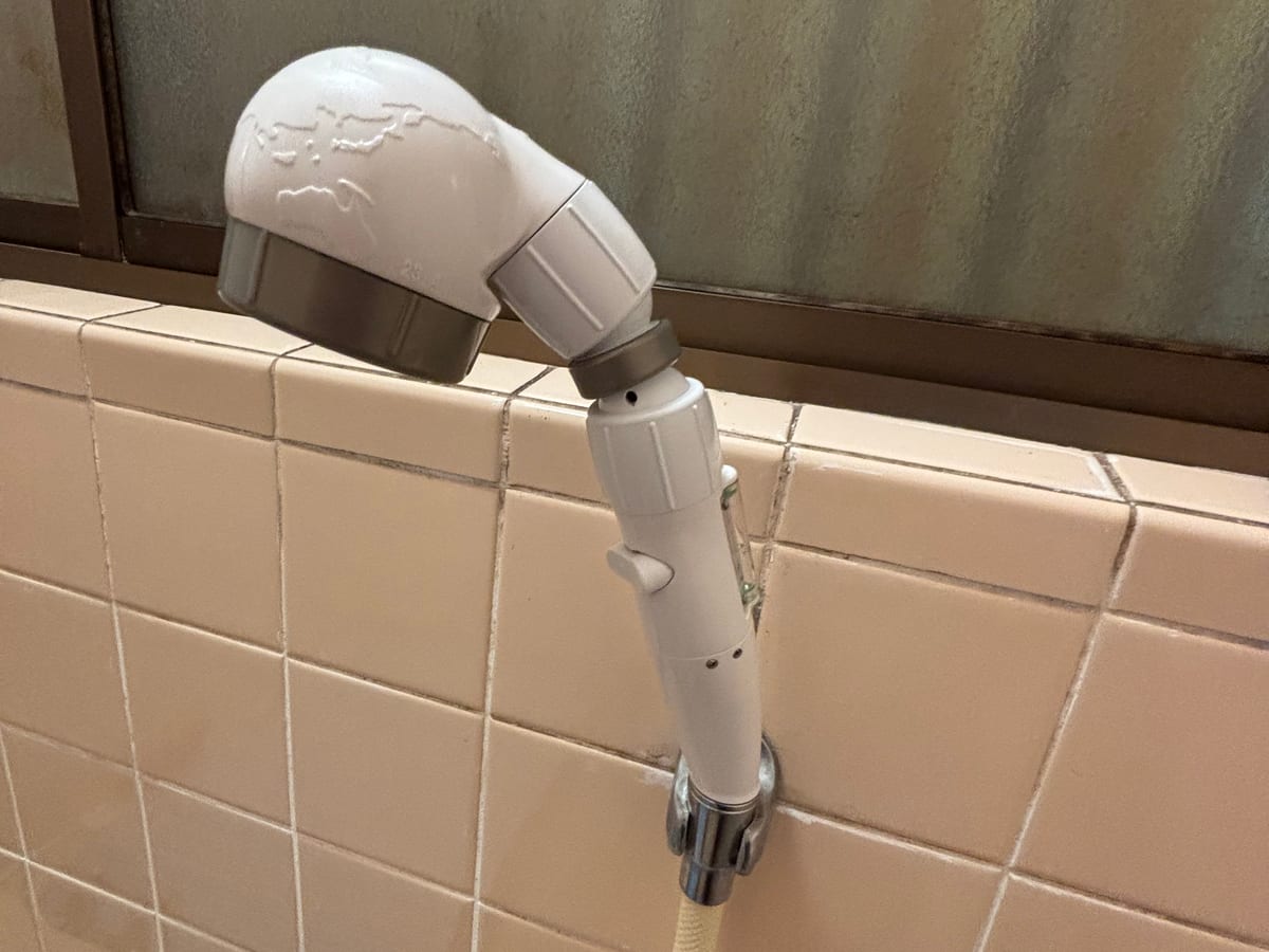 シャワーヘッドが固くて外れない！実家は自力で交換できず、業者さんにお願いした体験談